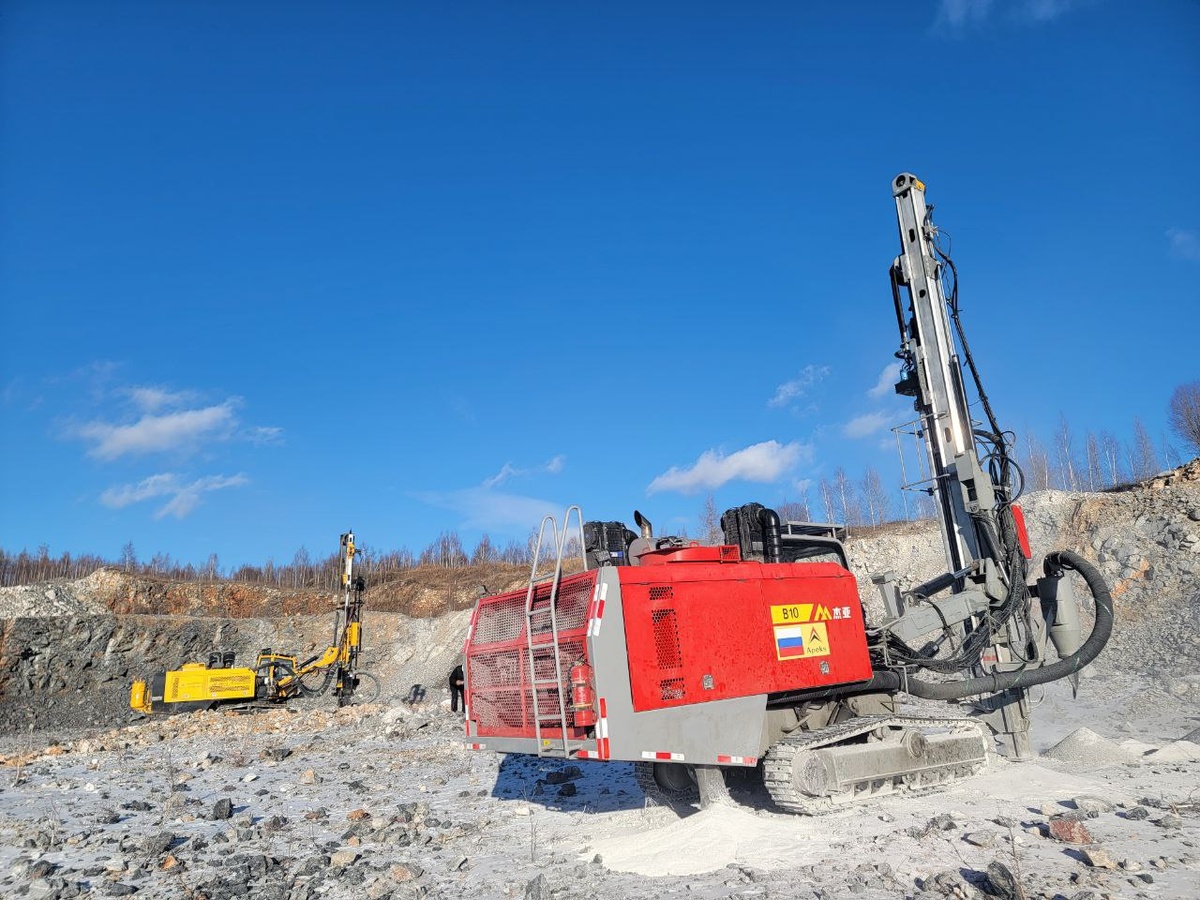 Буровые установки для БВР в работе (Апекс Б10, JK DRILLING 810). Фото предоставлено ООО "АПЕКС"