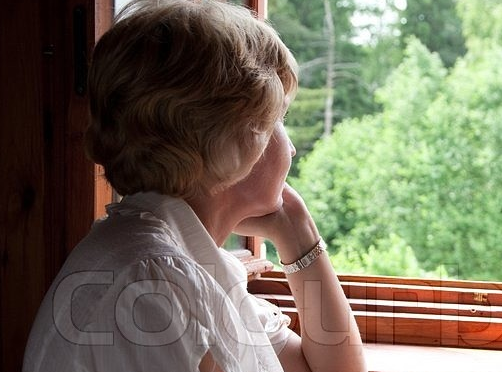 поднялась и направилась к двери