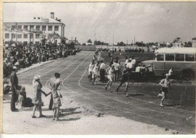 Участники пробега Омск-Черлак делают круг почета по стадиону Черлака, р.п. Черлак, 1971 год. Фото А. Чепурко.