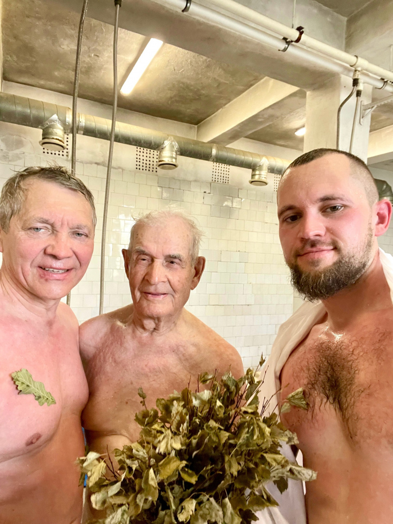    Бизнесмена Белугу перепарил в бане 99-летний ветеран из ПетрозаводскаБаня №1 на Красной / VK