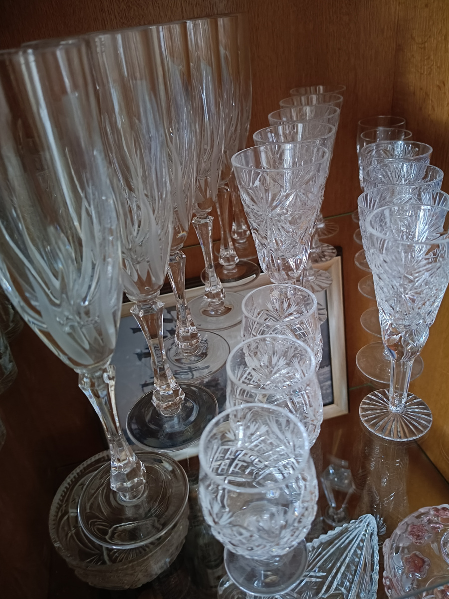 Спиртное - редкий гость на нашем столе, и фужеры теперь лишь красуются).