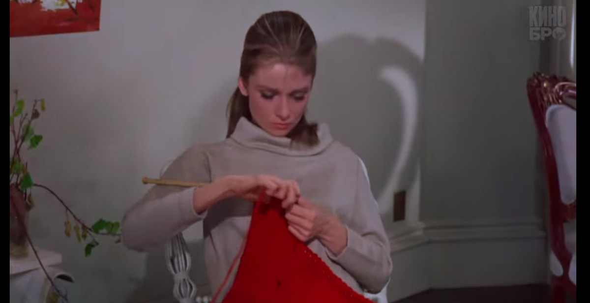 Холли вяжет