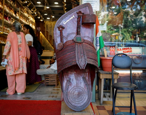 А все дело в сандаликах из кусочков кожи