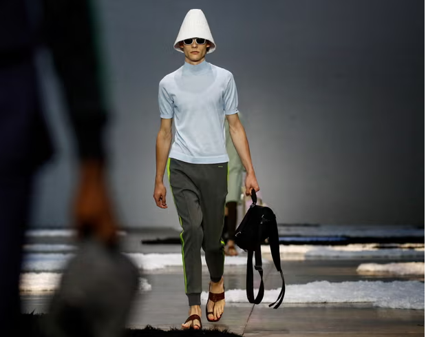 Вот кадр с этого показа. Как они все увидели сандалии, я только на лампу на голове и смотрела