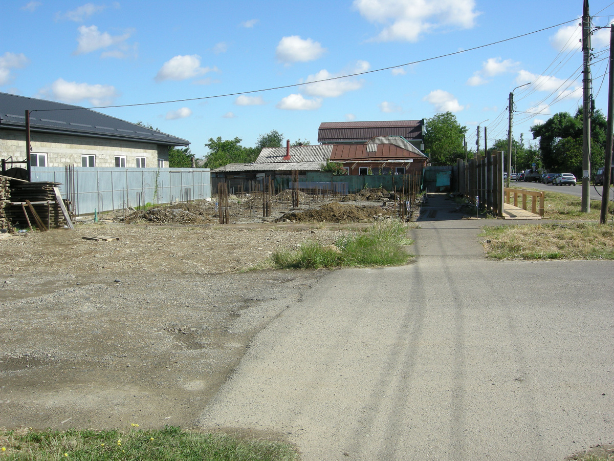 Вчерашнее фото этого места. Сейчас на этом месте отвратительная железо-бетонная техногенная недостроенная махина в 2 этажа. Это явно не быстровозводимое здание, а что-то более крупное и капитальное.
