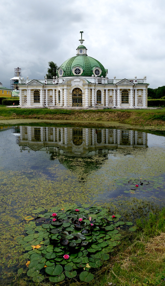 Павильон "Грот". Усадьба Шереметевых в Кусково. Москва. Июнь 2025.