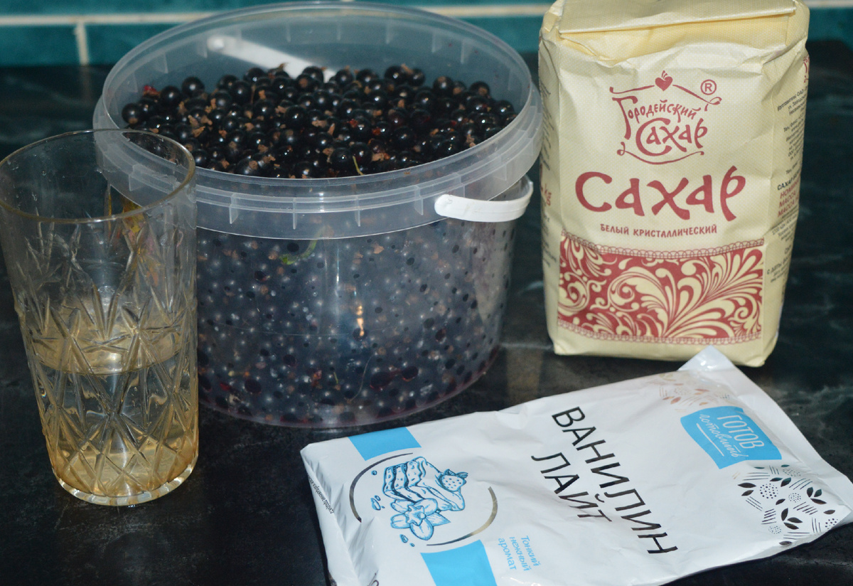 Варенье из черной смородины. Шаг 1. Фото: канал Три рецепта.