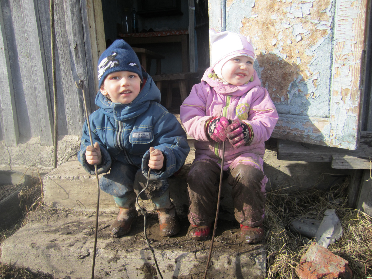 Наткнулась сегодня на фотографии: первый визит на участок после зимы. 2011 год. Вроде было только вчера, а надо же - уже почти взрослые. Потому и пост родился. Пусть и не совсем в тему блога. Хотя, дети всегда в тему :)