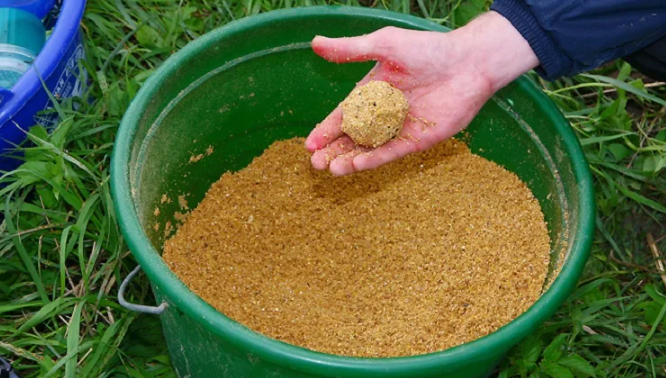 Прикормка для ловли плотвы летом. Источник фото lovlyavsem.ru