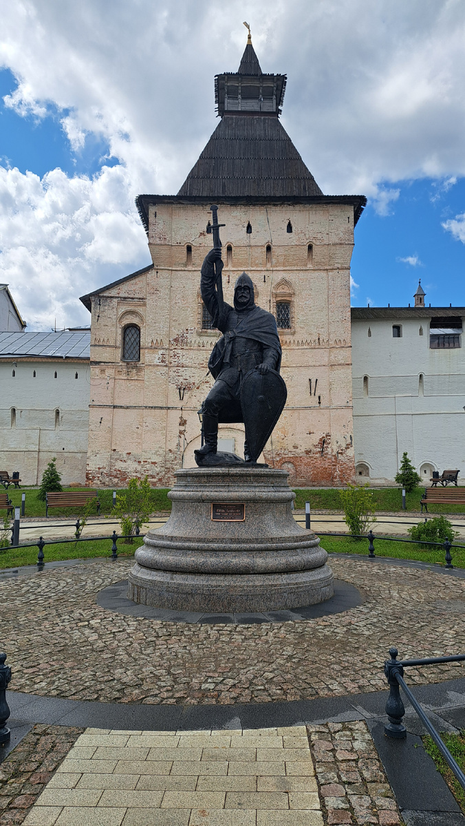Водяная башня и памятник князю Василько Ростовскому. Князь был взят в плен ханом Батыем и погиб, но не отказался от христианской веры.