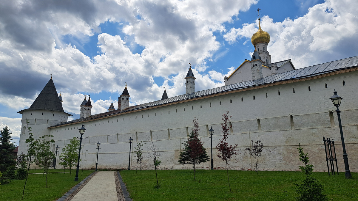 Вид на кремлёвскую стену снаружи