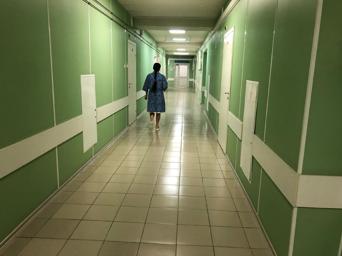 Кстати, мало кто знает, но рожать по ОМС можно в любом роддоме, какой окажется поблизости, и да, бесплатно. И чтобы попасть в какой-нибудь областной хороший перинатальный центр, туда достаточно приехать во время родов