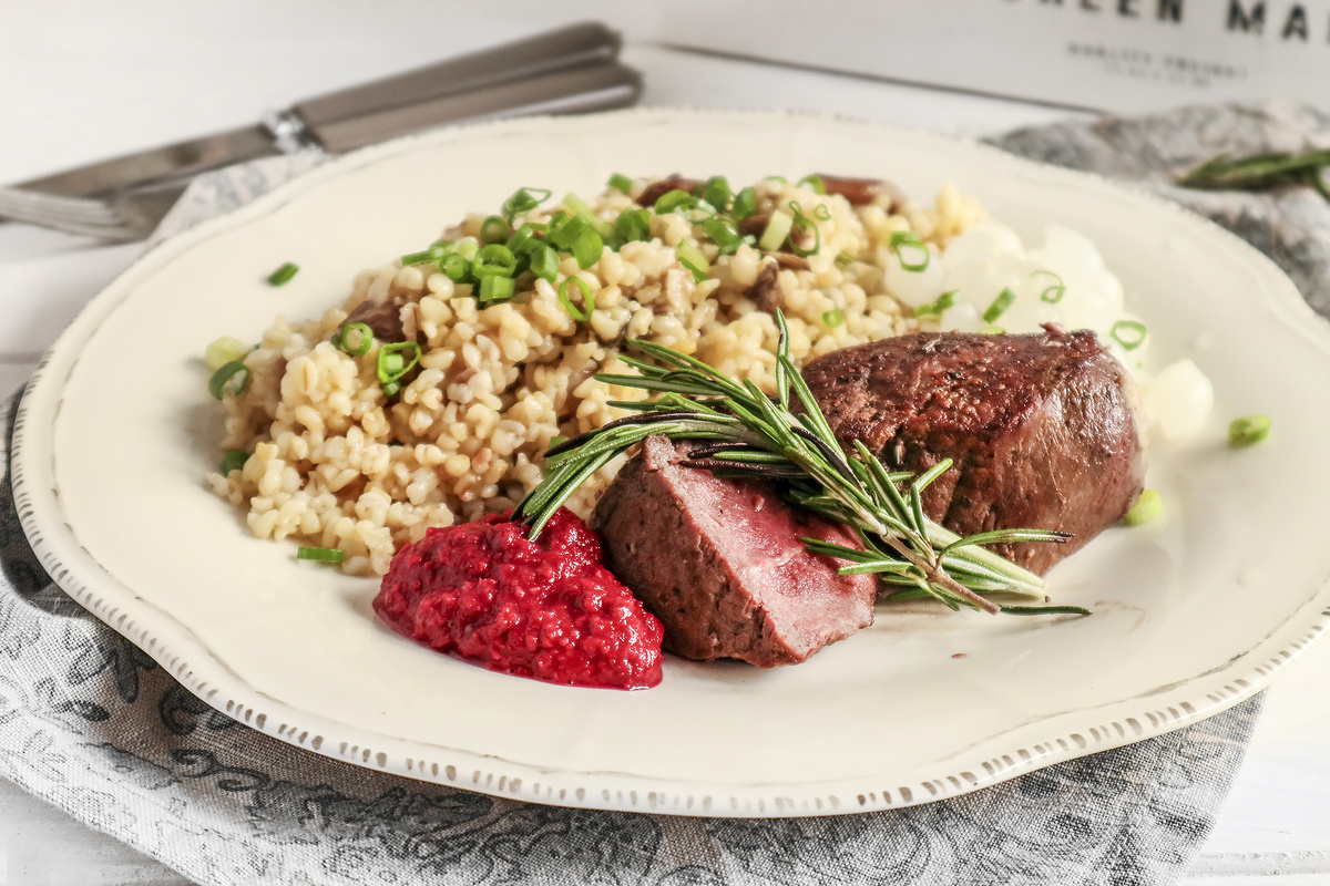 Ростбиф с грибным булгуром и свекольным хреном