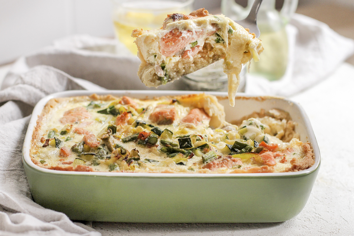 Киш с форелью, цукинни и луком пореем