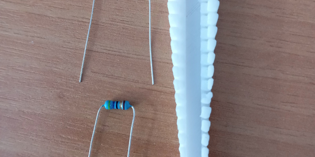 Шаблон для формовки выводов резисторов.