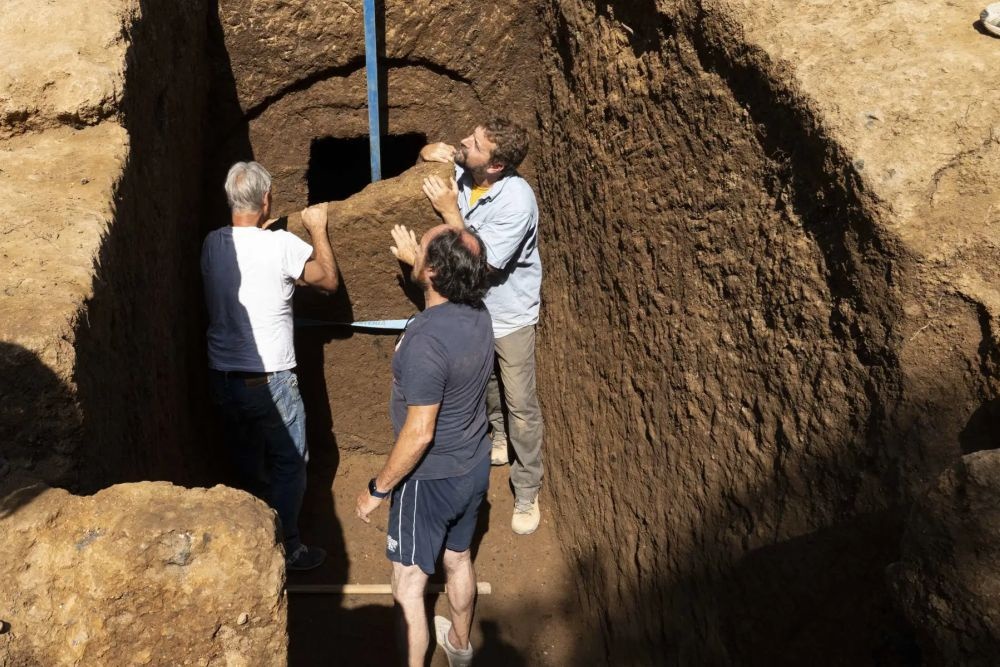 Изображение взято с сайта https://cdnstatic.rg.ru/crop1920x1280/uploads/images/2025/06/30/etrusskaya-grobnica_687.jpg