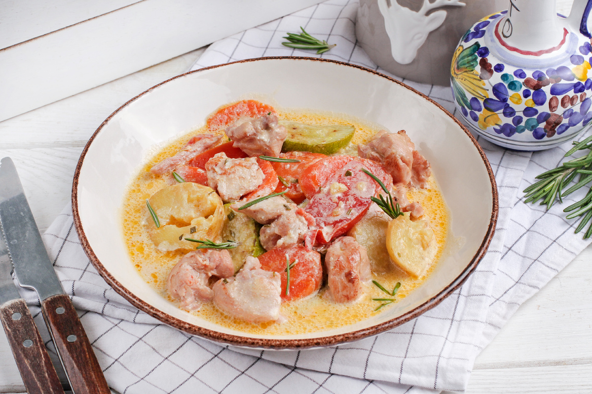 Филе кролика, тушёное в сметанно-горчичном соусе с овощами