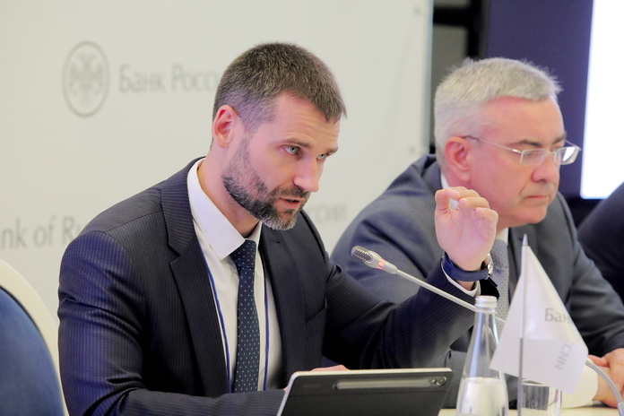    Директор департамента денежно-кредитной политики Банка России Андрей Ганган (слева) прокомментировал перспективы дальнейшего снижения ключевой ставки. Фото: Михаил Периков