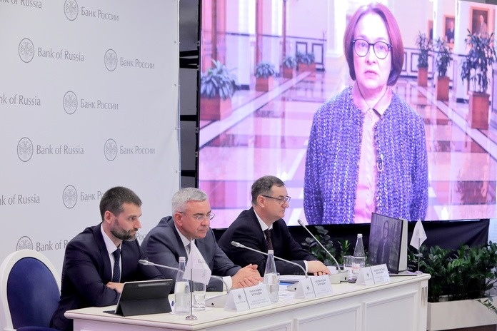    Банк России провел в Новосибирске коммуникационную сессию, на которой в том числе объяснил принципы кредитно-денежной политики. Фото: Михаил Периков