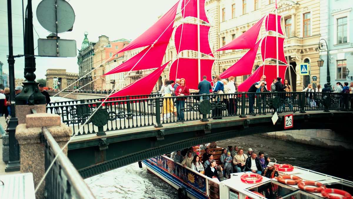 Весь город был украшен к празднику Алые Паруса.