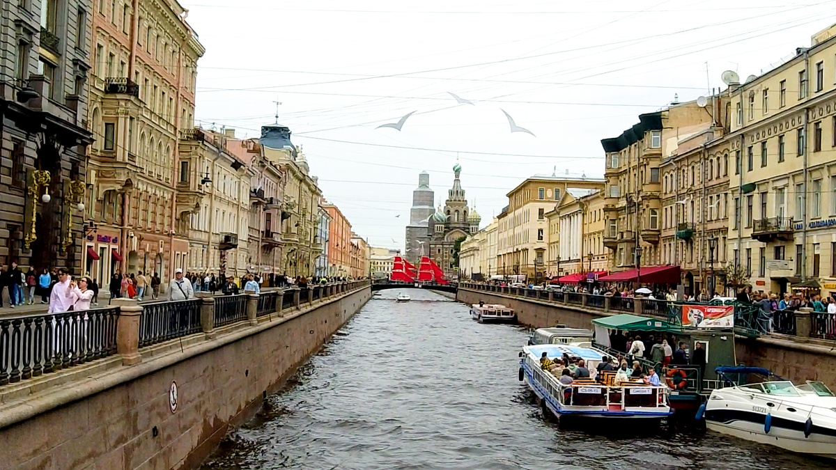 Вид направославдный храм Спас на Крови, набережная канала Грибоедова.