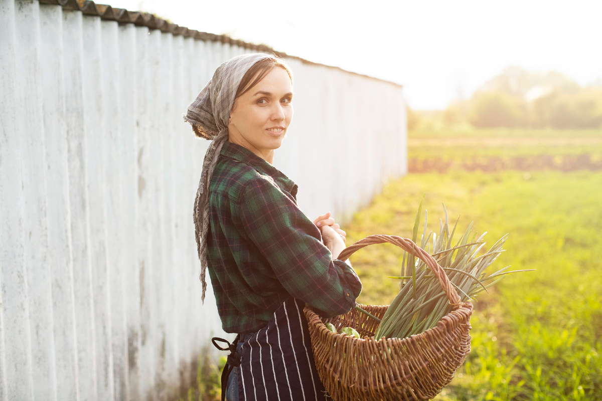 Источник фото: https://ru.freepik.com/free-photo/woman-harvesting-vegetables_8623483.htm#fromView=search&page=1&position=46&uuid=0e3f53e3-7c5a-4f2d-abc8-916716139ba2&query