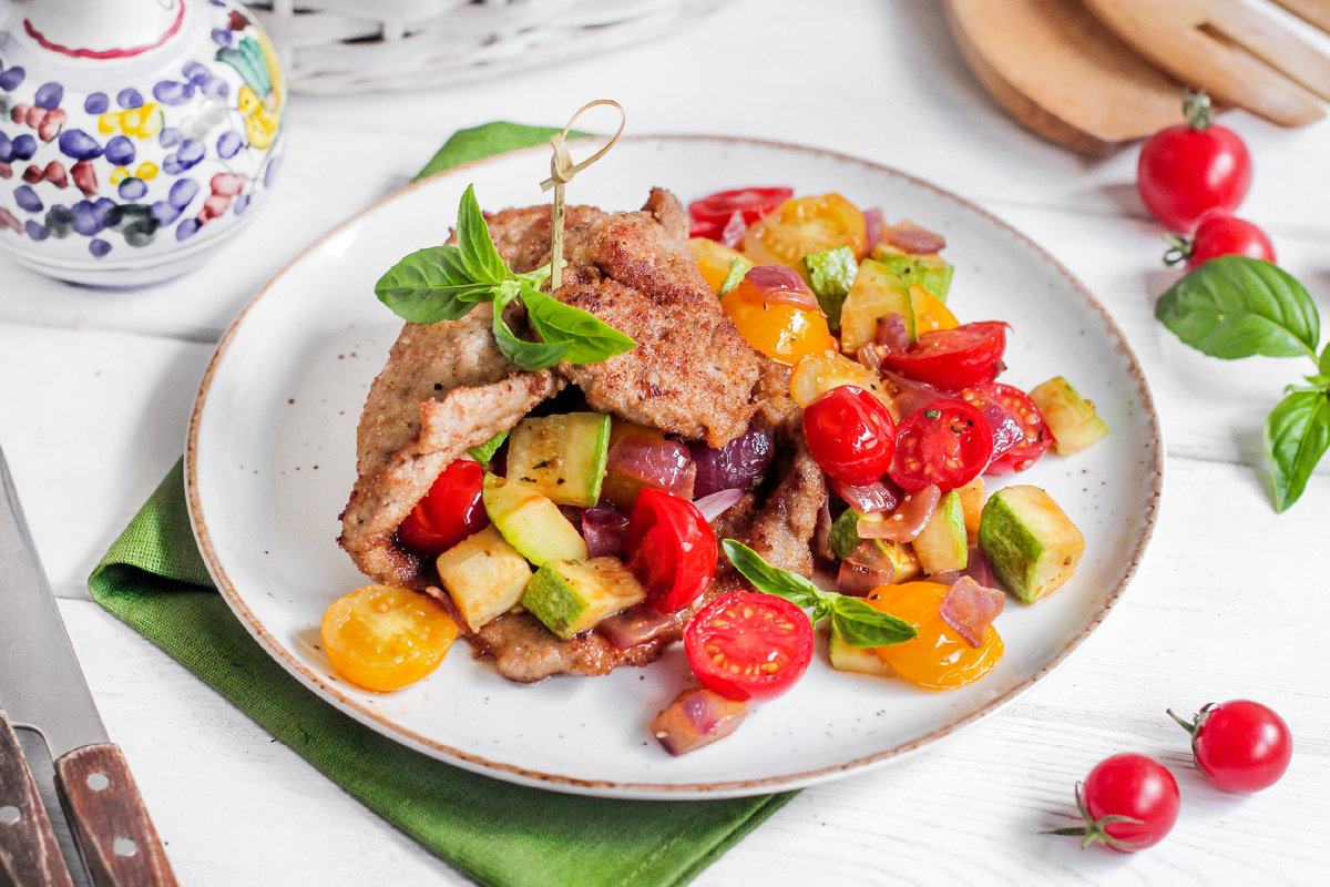 Стейки из свинины в хрустящей панировке с овощным миксом и орегано