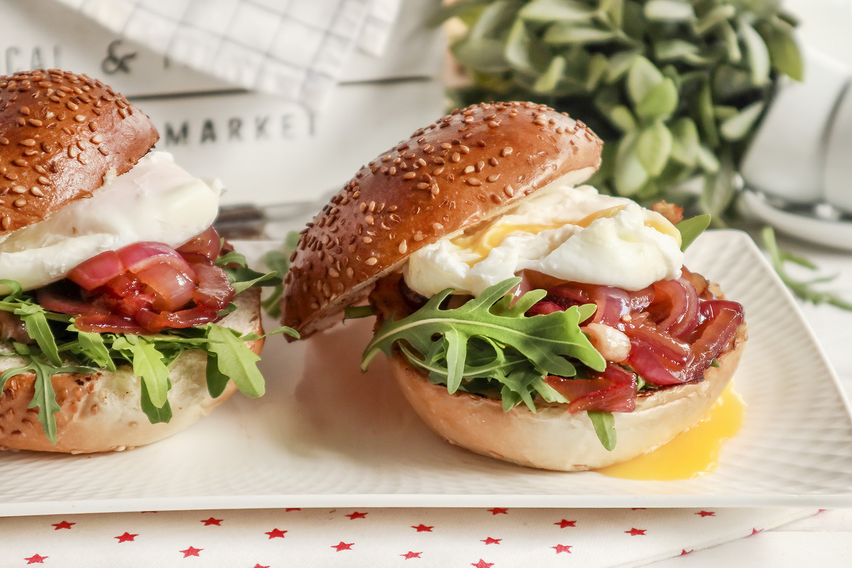 Пшеничные булочки с беконом и карамелизированным луком