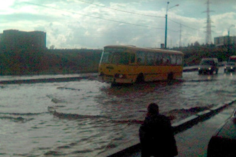    Камышин. «ЛиАЗ-677» пересекает дамбу (фото из социальной группы «ЛиАЗ-677»)