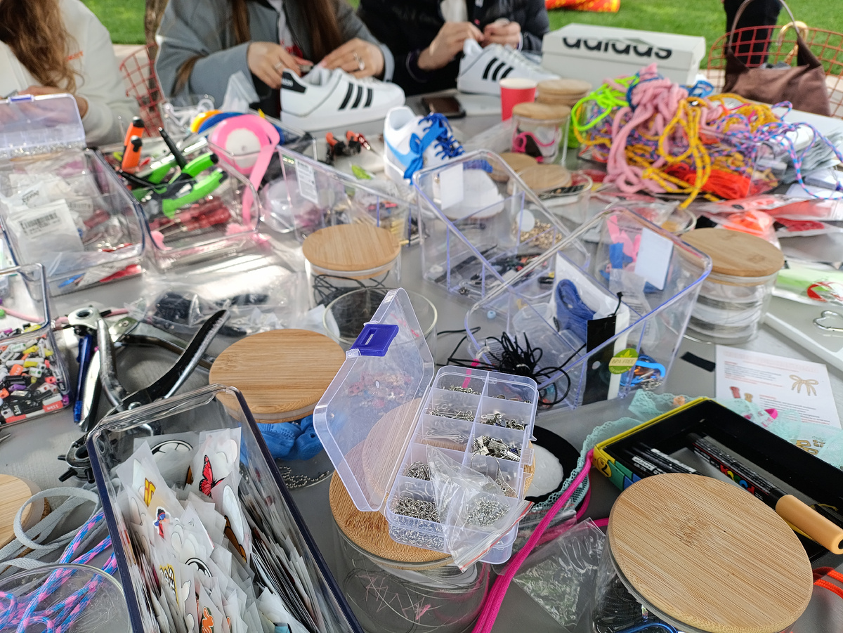 Для декорирования можно использовать бусины, буквы, цепи, карабины, брелки, стикеры, фломастеры, краски, шнурки и много всего ещё.