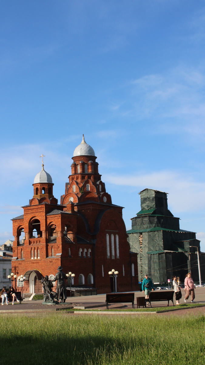 Музей хрусталя и Золотые Ворота на реставрации