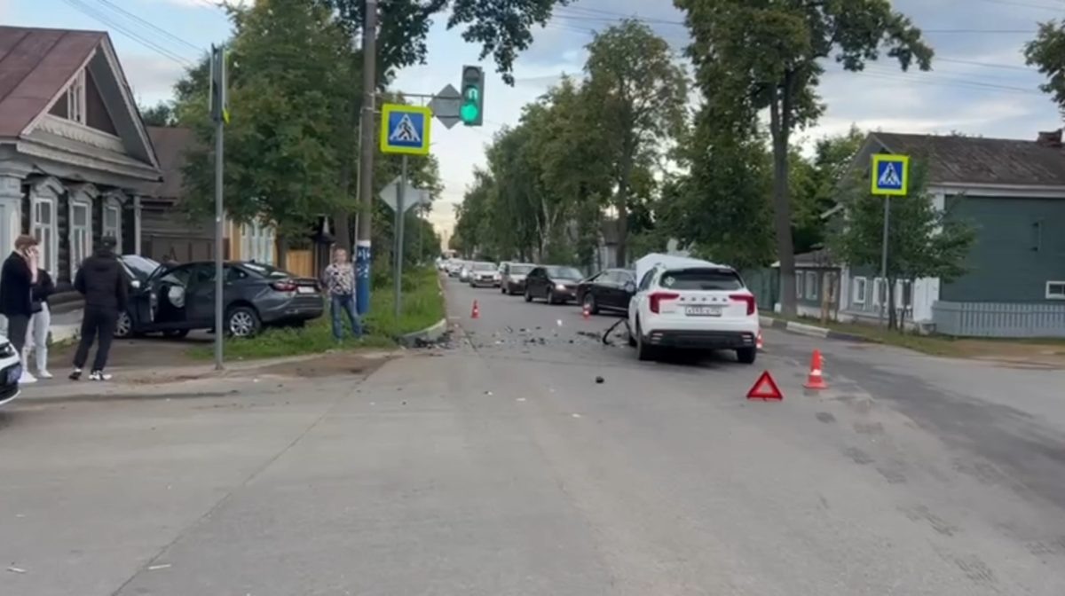    29-летний водитель автомобиля Lada Vesta переезжал перекресток на запрещающий сигнал светофора