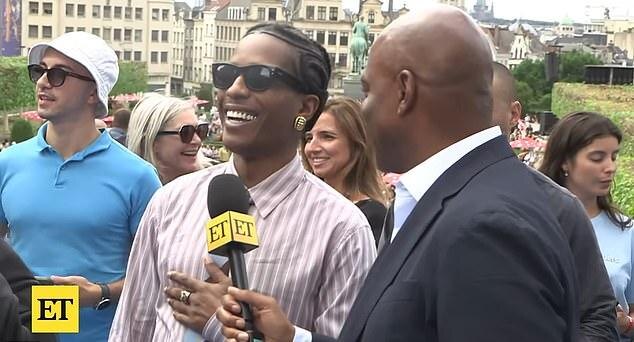 Репортёр спросил 36-летнего рэпера: "Это та, кого ты ждал?", на что тот ответил: "Да, мужик, это она"