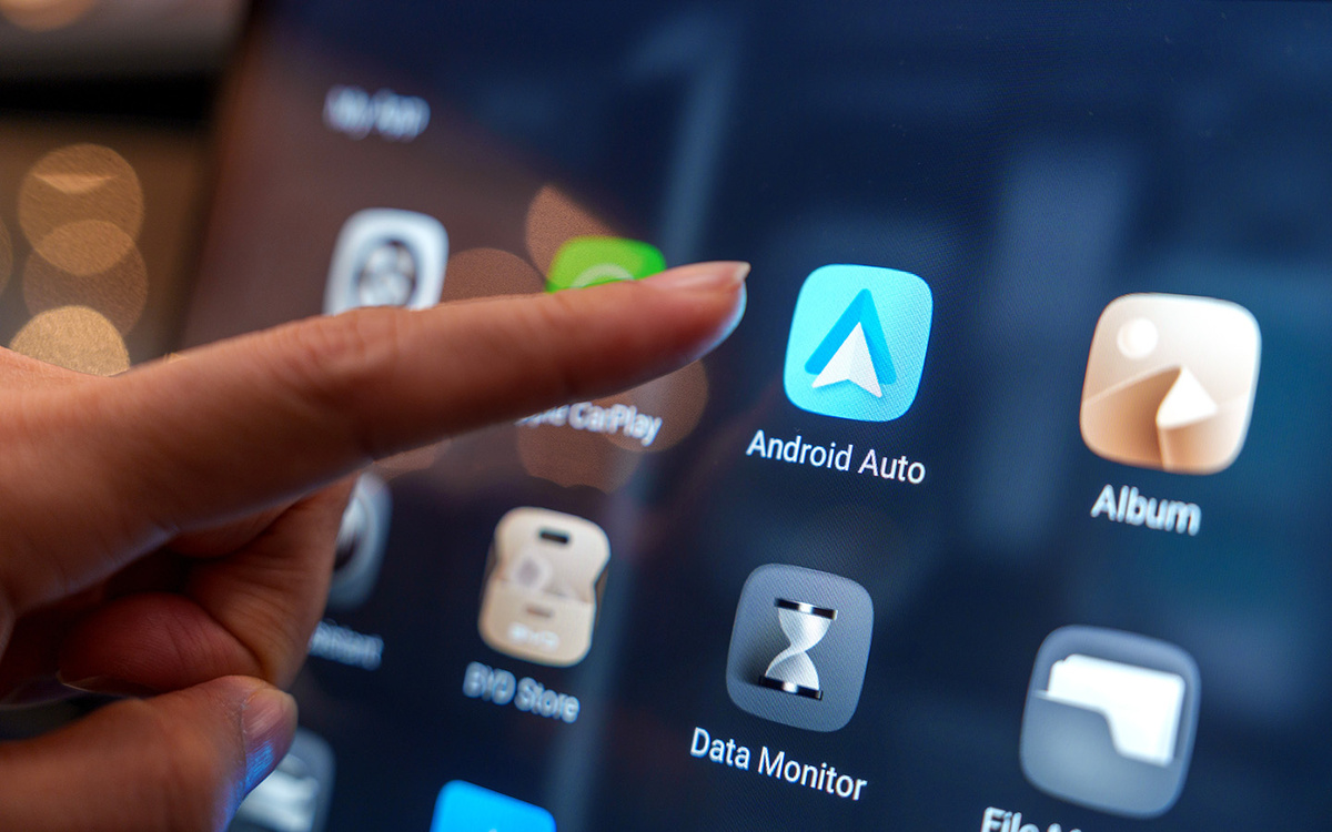 TY Lim / Shutterstock / FOTODOM📷После подключения Android Auto к головному устройству Google рекомендует следовать инструкциям на экране мультимедийной системы. При этом может потребоваться обновить Android Auto