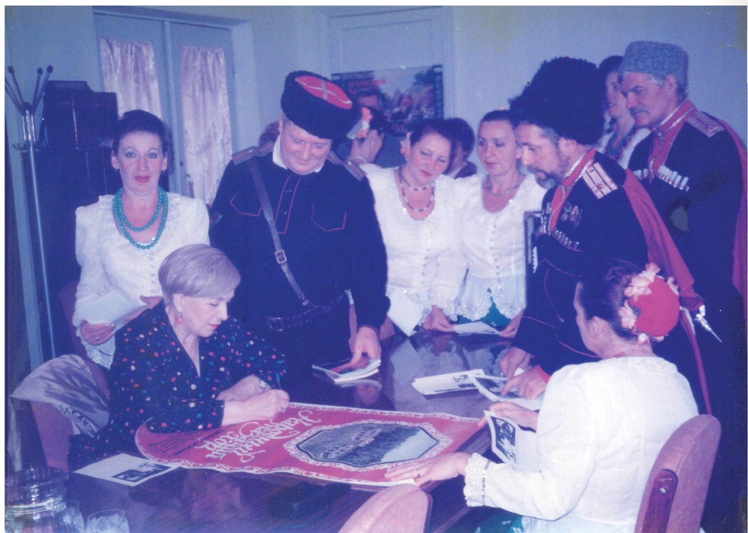 Клара Лучко дает автографы в пос. Кубань.