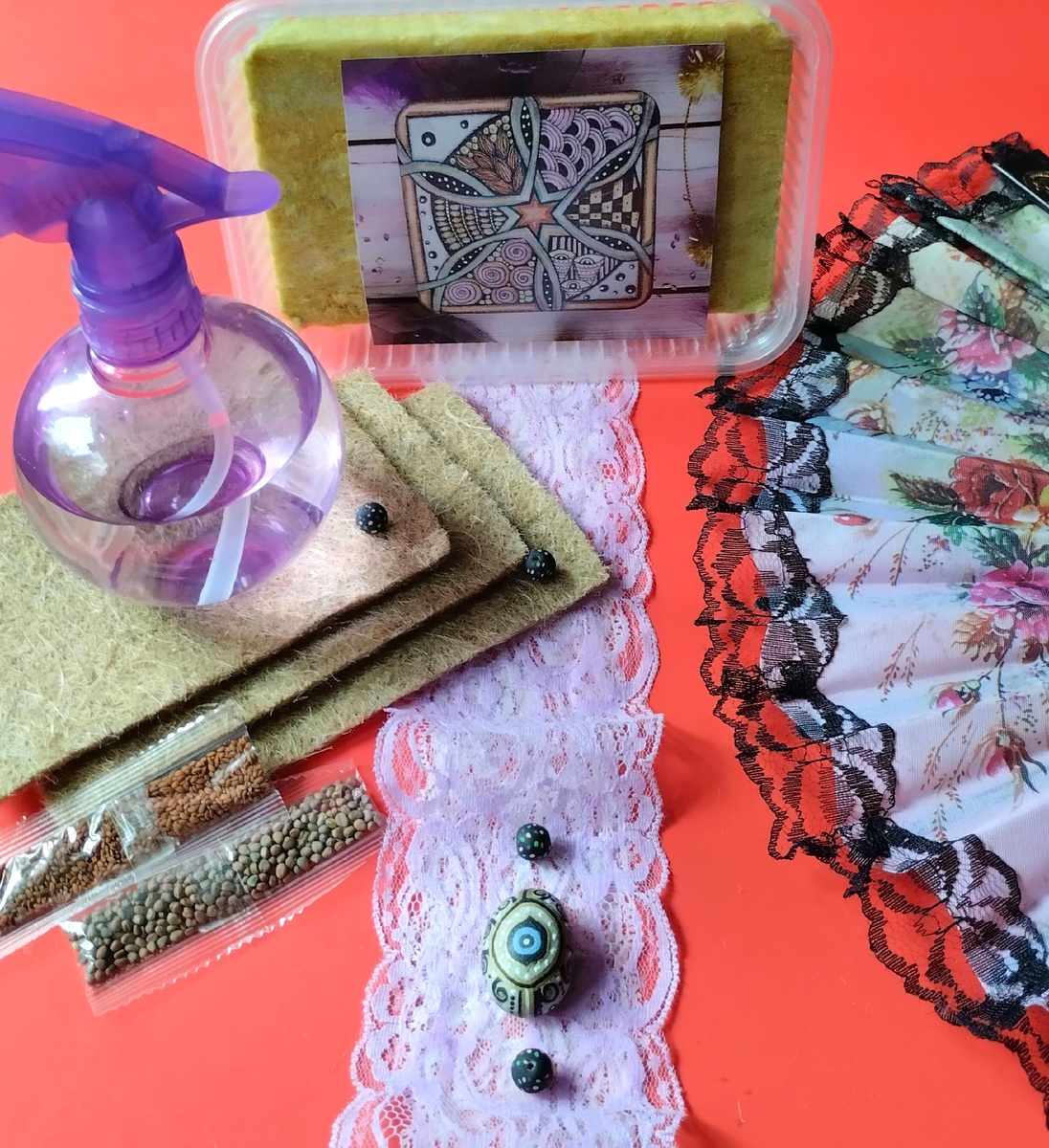 Контейнер, семена, пульверизатор, джут, агровата. Для композиции использовала фото с моим рисунком в стиле зенарт. 