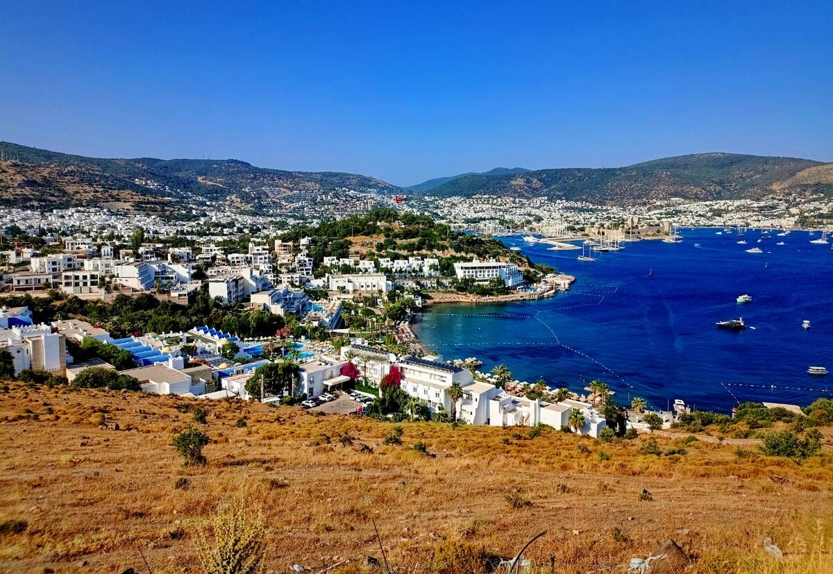 с вершины холмов открываются чудесные виды на бухты