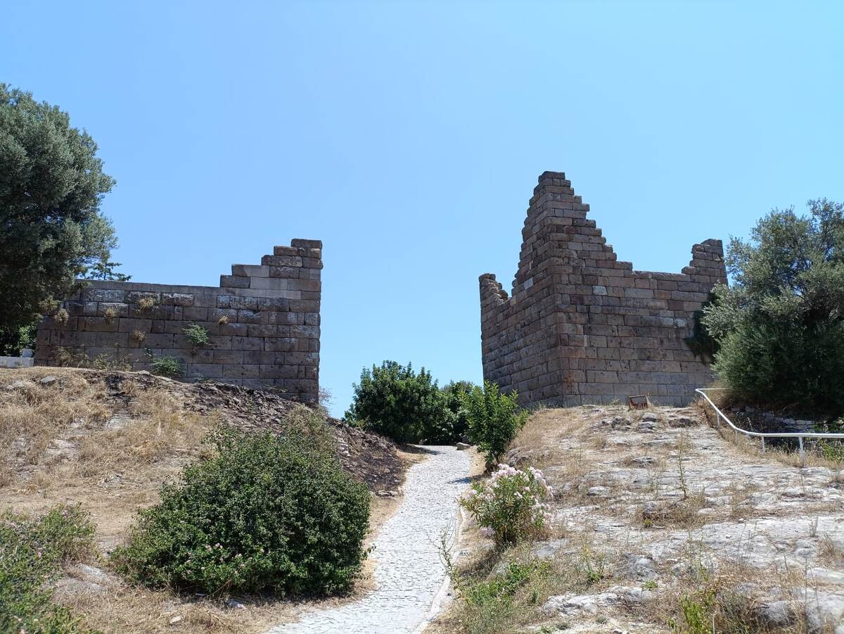 Ворота Минаса когда-то защищали город от вражеского нападения, но, ни каменные городские стены, ни глубокий ров не смогли предотвратить захват древнего города.