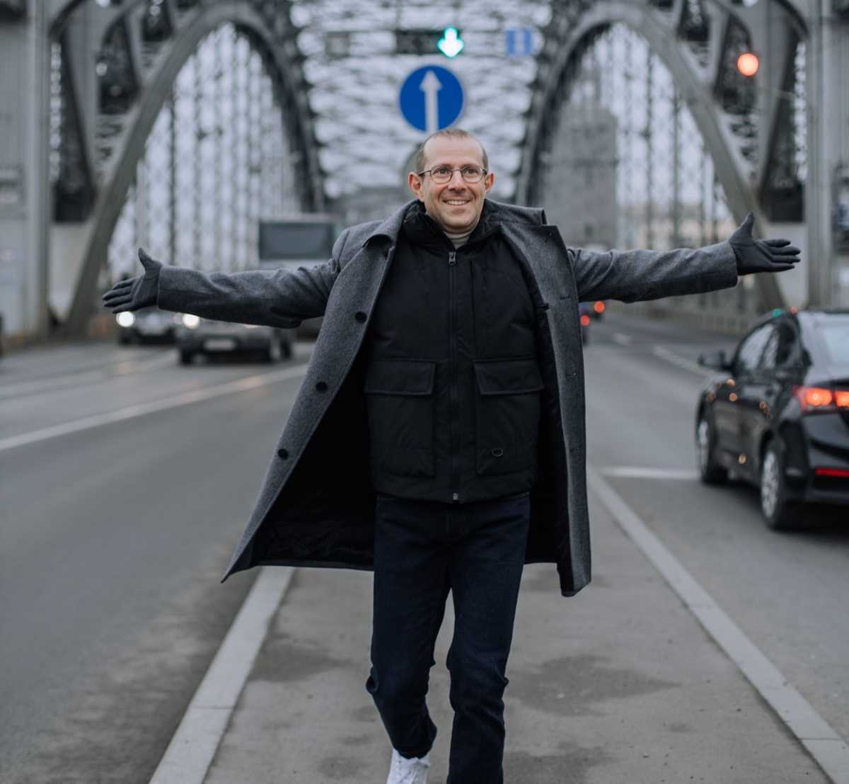 Путь к успеху начинается с умения правильно коммуницировать. Это позволяет эффективно управлять людьми и строить бизнес