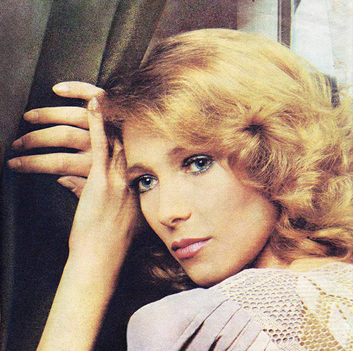 В кино она играла в незатейливых мелодрамах, и героини были чаще второстепенными. Зато в театре за ее плечами лучшие роли, от Чехова до Эсхила. И судьба Елены Майоровой достойна греческой трагедии, а ей, как известно, подобает траур