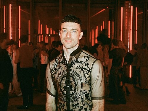 Скандальный горе - режиссёр. 