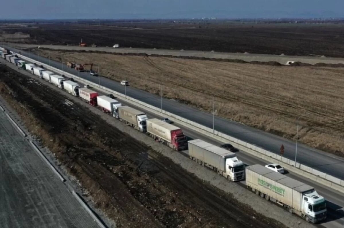    На границе Астрахани и Казахстана намечаются гигантские пробки
