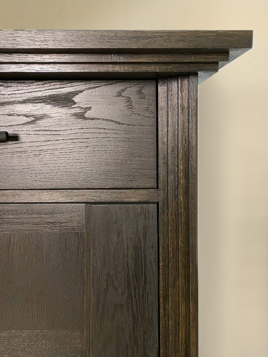 Мебель из массива дерева – это воплощение природной красоты и долговечности. Однако, чтобы эта красота раскрылась во всей своей красе и служила верой и правдой долгие годы, дерево нуждается в защите. Именно здесь на сцену выходит натуральное масло – незаменимый союзник в деле сохранения и подчеркивания природного очарования древесины.

Зачем же покрывать массив натуральным маслом, и почему именно оно?

Зачем? Три кита защиты и красоты:

1. Защита от влаги и повреждений: Натуральное масло проникает глубоко в поры древесины, создавая защитный барьер от влаги, которая является главным врагом дерева. Это предотвращает появление грибка, плесени и деформации. Кроме того, масло защищает поверхность от царапин и незначительных механических повреждений.

2. Подчеркивание текстуры и цвета: Масло не создает плотной пленки, как лак. Оно подчеркивает естественный рисунок и цвет древесины, делая его более насыщенным и глубоким. Каждая прожилка, каждый сучок будут видны во всей своей неповторимой красоте.

3. Экологичность и безопасность: Натуральные масла, в отличие от лаков и некоторых других покрытий, не содержат вредных химических веществ. Это делает их безопасными для здоровья человека и окружающей среды, особенно важно, если мебель используется в детской комнате или спальне. Они обладают приятным естественным ароматом, который со временем выветривается.

Мебель из массива дерева – это воплощение природной красоты и долговечности. Однако, чтобы эта красота раскрылась во всей своей красе и служила верой и правдой долгие годы, дерево нуждается в защите. Именно здесь на сцену выходит натуральное масло – незаменимый союзник в деле сохранения и подчеркивания природного очарования древесины.