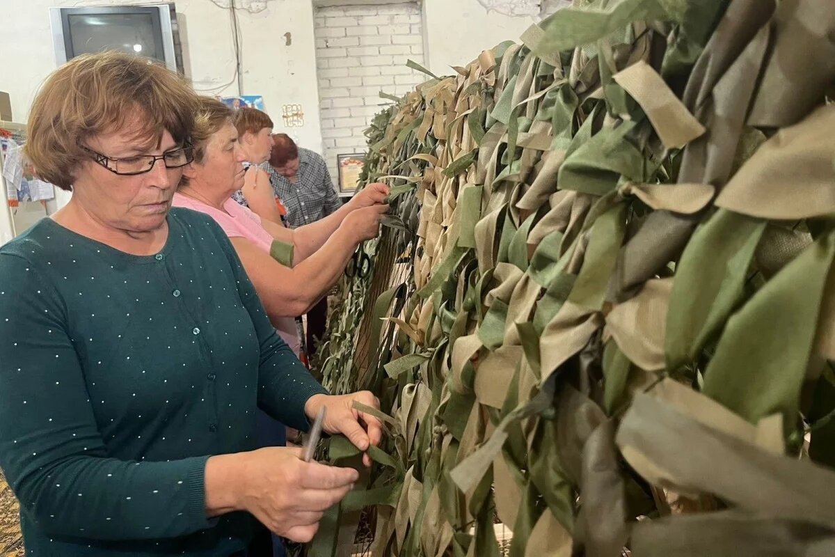    Сельские жители передали на фронт тысячи маскировочных сетей.
