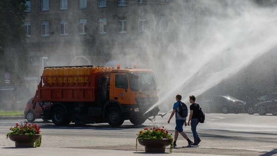    Поливальные машины на Московском проспекте в жаркую погоду. Автор фото: Ермохин Сергей
