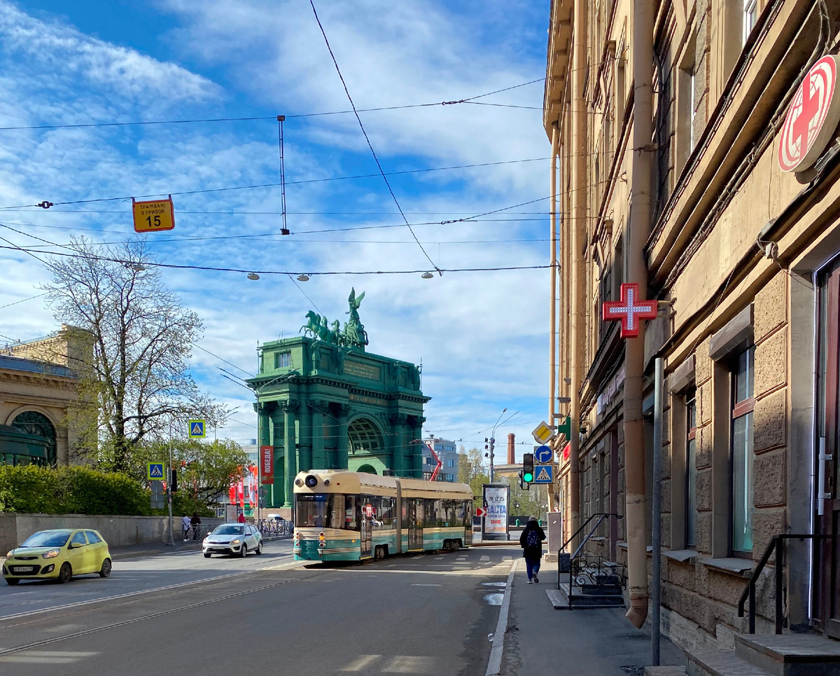 Трамвай № 16 идёт на кольцо маршрута "Площадь Стачек - Карбюраторный завод"