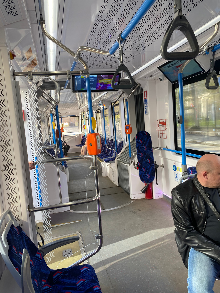 Экраны показывают маршрут, навигатор смартфона не нужен :-)