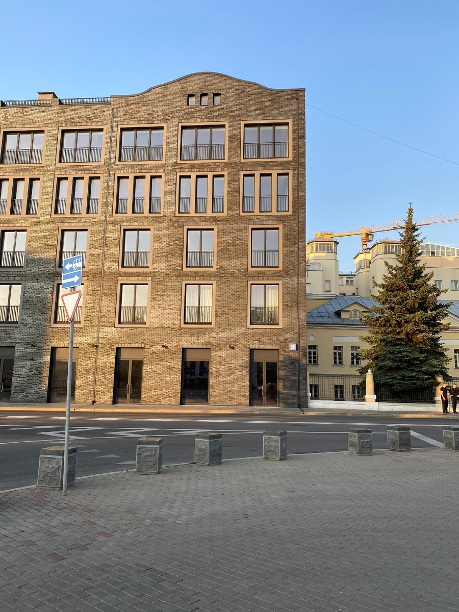 Фото автора канала от 2022 года. ЖК «Клауд Найн» и частично главный дом усадьбы Нащокиных.