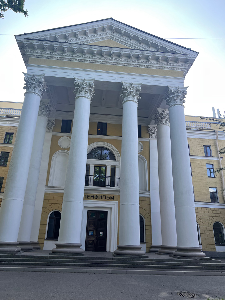 На «экскурсию в киностудию Ленфильм» нужно заходить в это здание, есть другие экскурсии, тогда нужно пройти дальше, за шлагбаум.