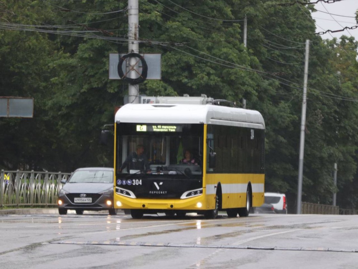 Вот он новенький троллейбус в цветах флага края едет без контактной линии